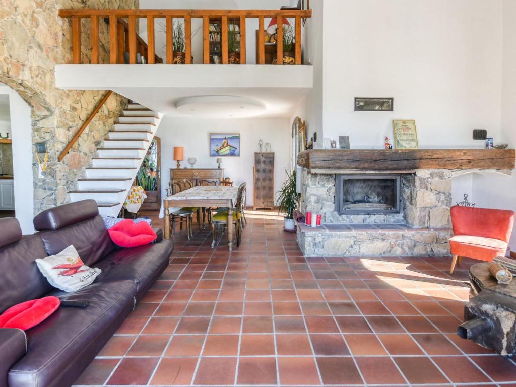 uma sala de estar com um sofá e uma lareira em Villa Les Baux Rouges by Interhome em Solliès-Ville
