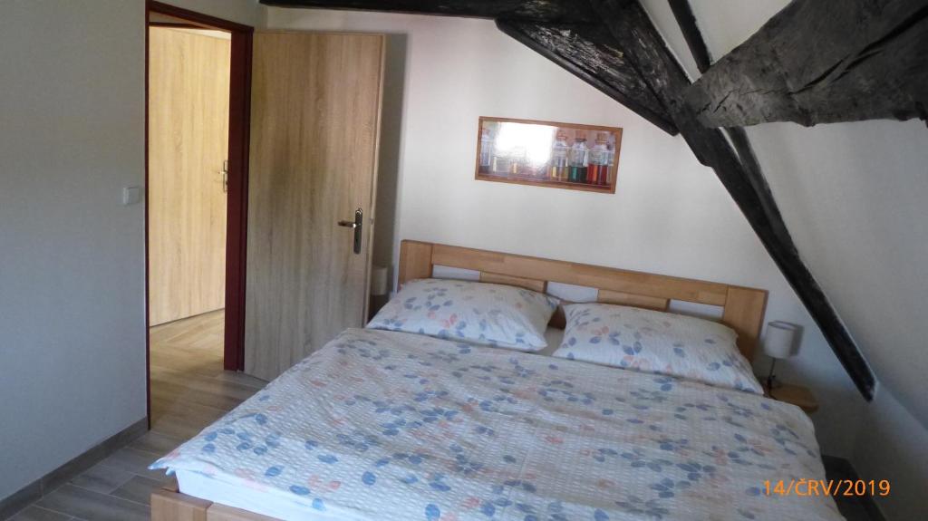 Postel nebo postele na pokoji v ubytování Penzion Sklář
