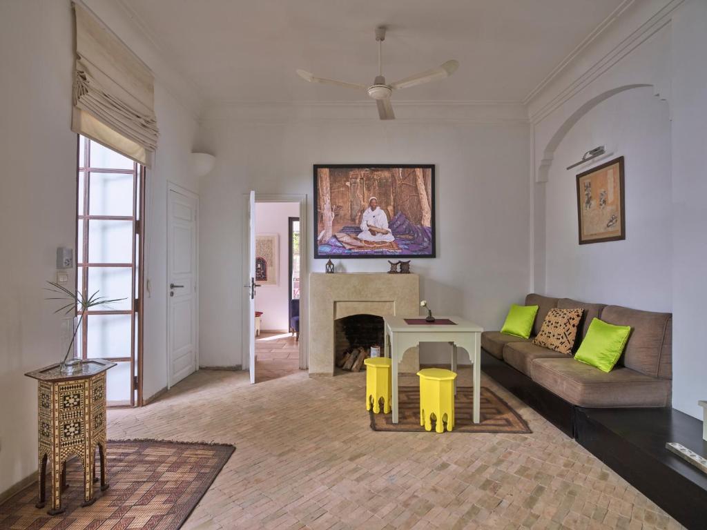 馬拉喀什的住宿－Riad Volubilis，带沙发和壁炉的客厅
