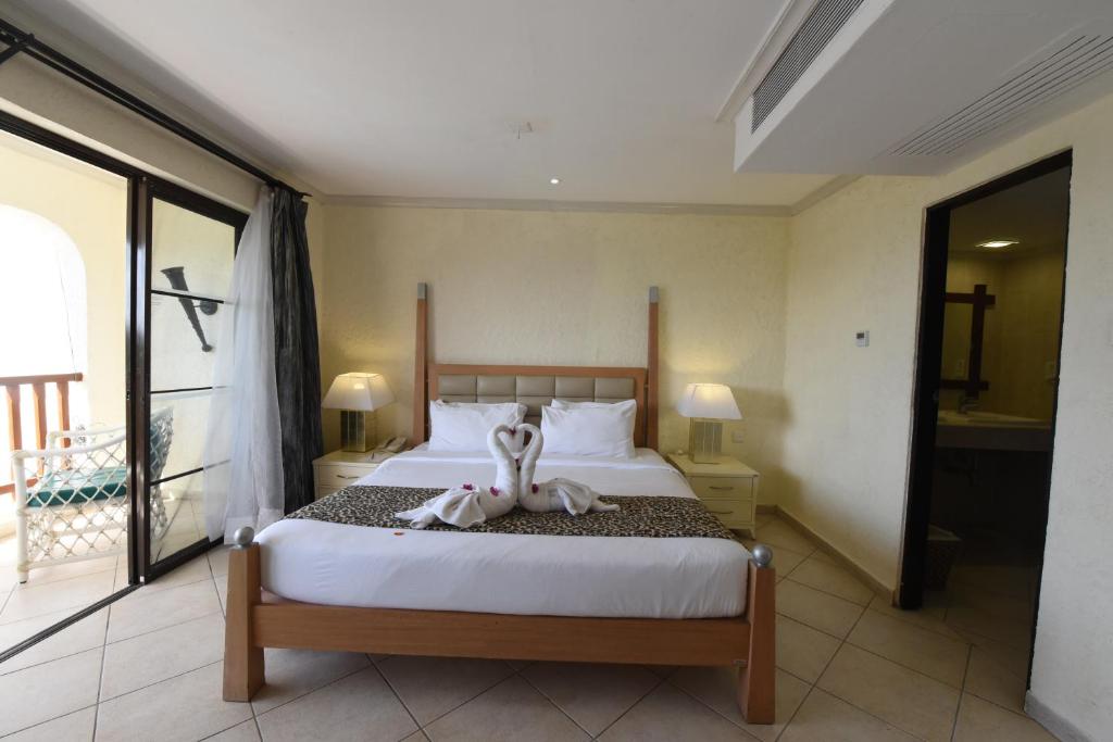 Postel nebo postele na pokoji v ubytování Diani Reef Beach Resort & Spa - Your Beachfront Bliss Awaits