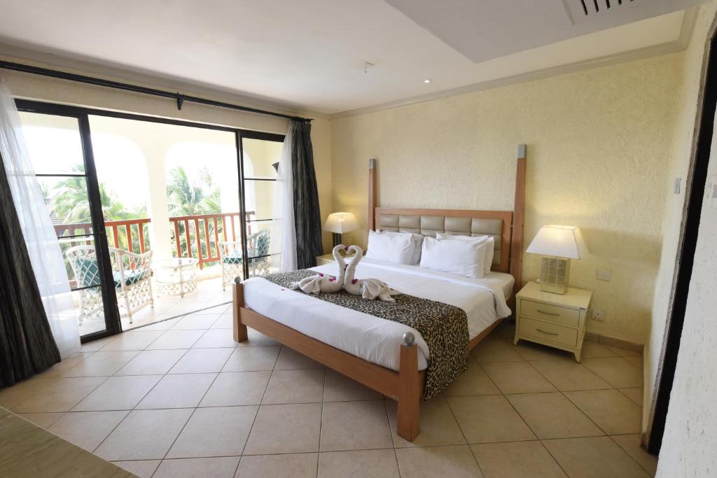 Postel nebo postele na pokoji v ubytování Diani Reef Beach Resort & Spa - Your Beachfront Bliss Awaits