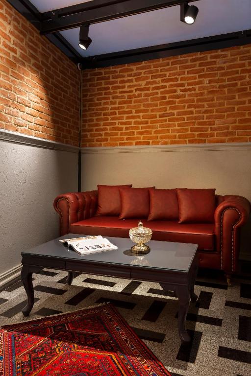 A seating area at Güner Business Hotel