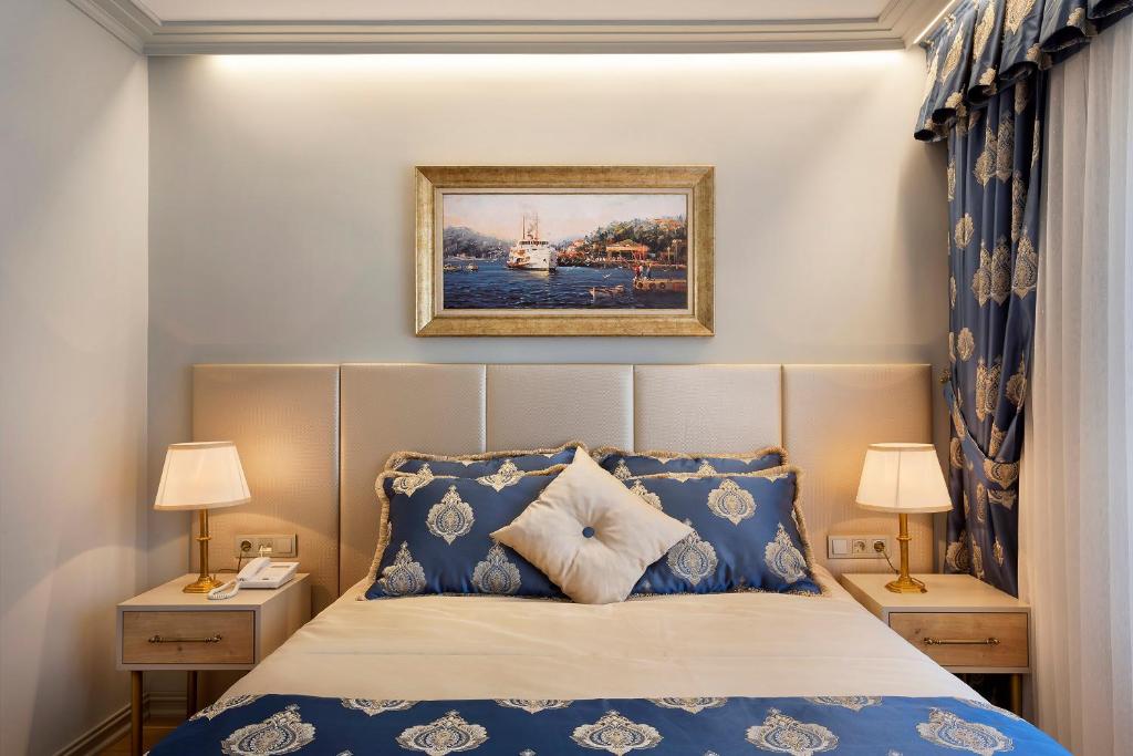 A bed or beds in a room at Güner Business Hotel