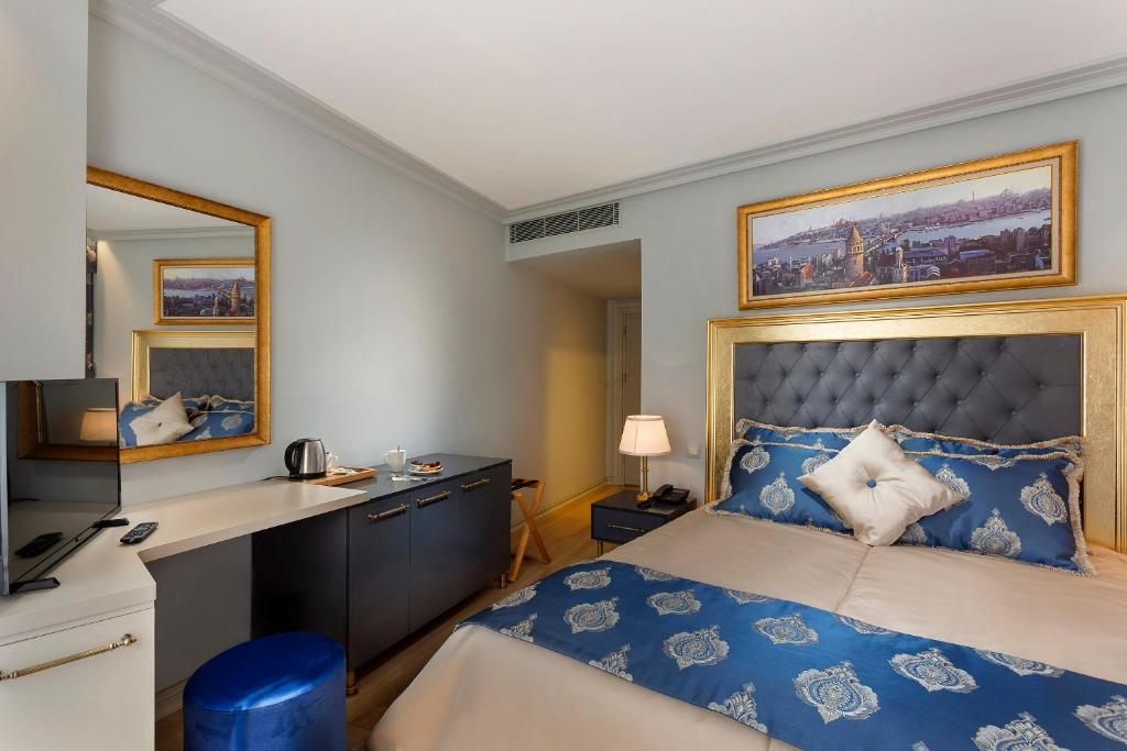 A bed or beds in a room at Güner Business Hotel