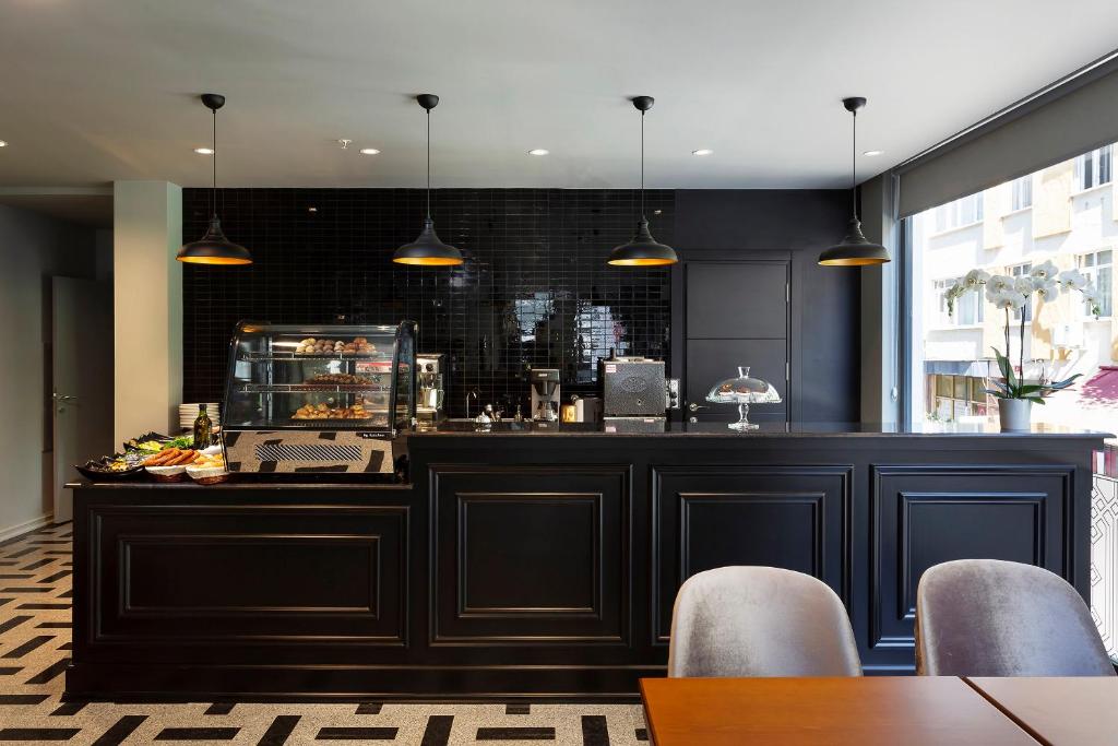 Coffee and tea making facilities at Güner Business Hotel