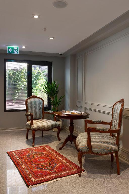 A seating area at Güner Business Hotel