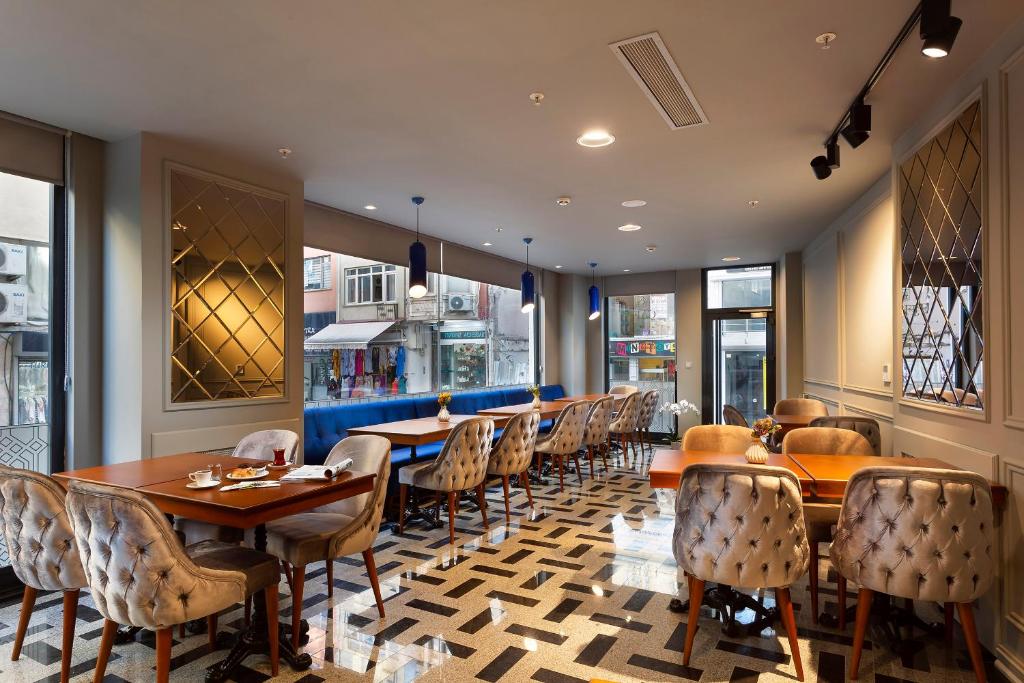 A seating area at Güner Business Hotel