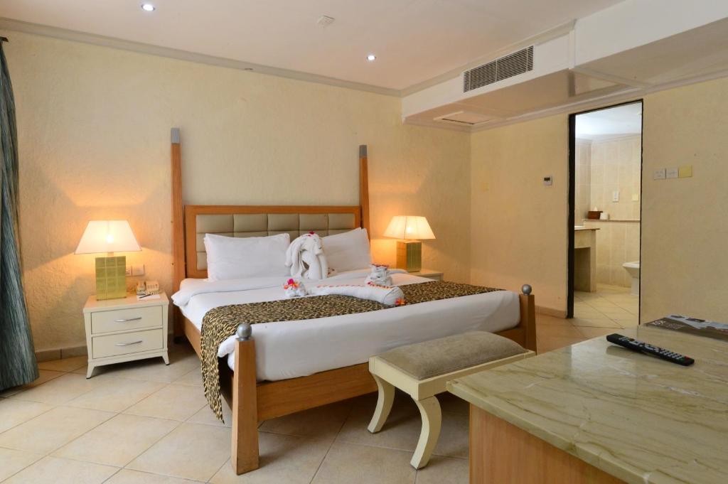 Postel nebo postele na pokoji v ubytování Diani Reef Beach Resort & Spa - Your Beachfront Bliss Awaits