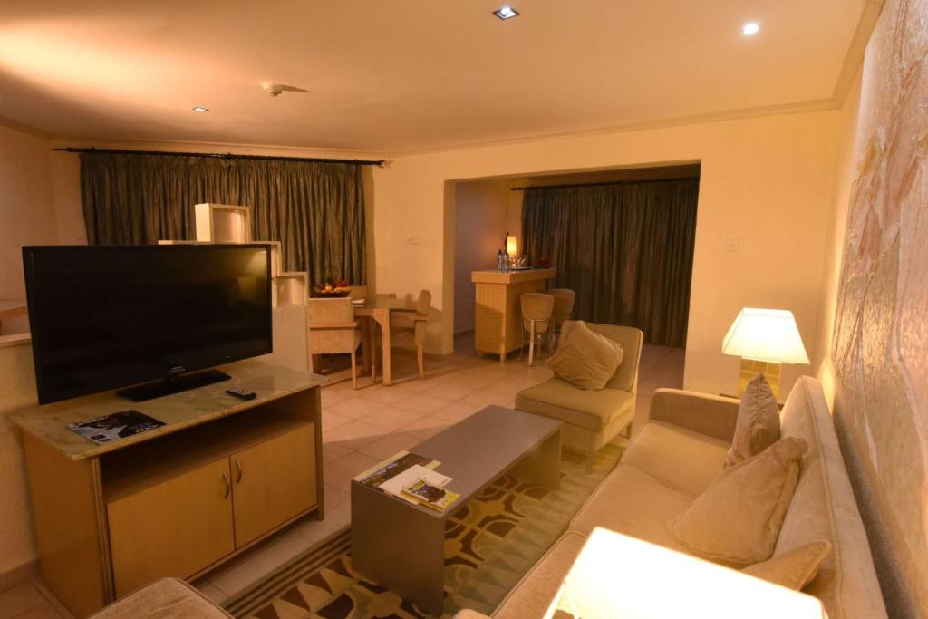 TV a/nebo společenská místnost v ubytování Diani Reef Beach Resort & Spa - Your Beachfront Bliss Awaits