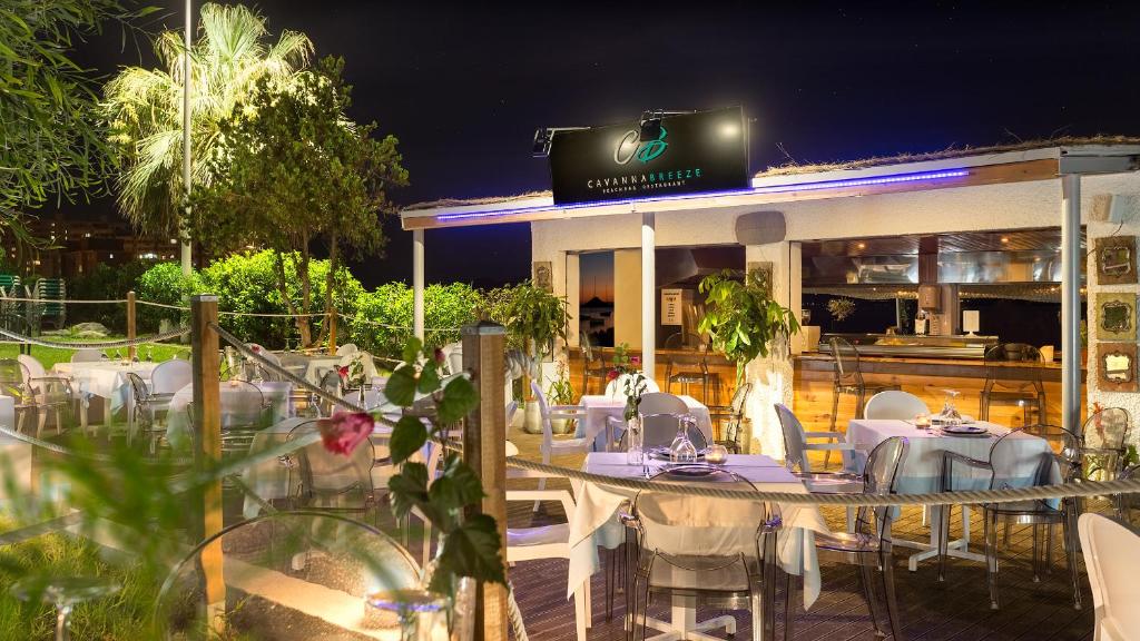 Restaurace v ubytování Hotel Izán Cavanna