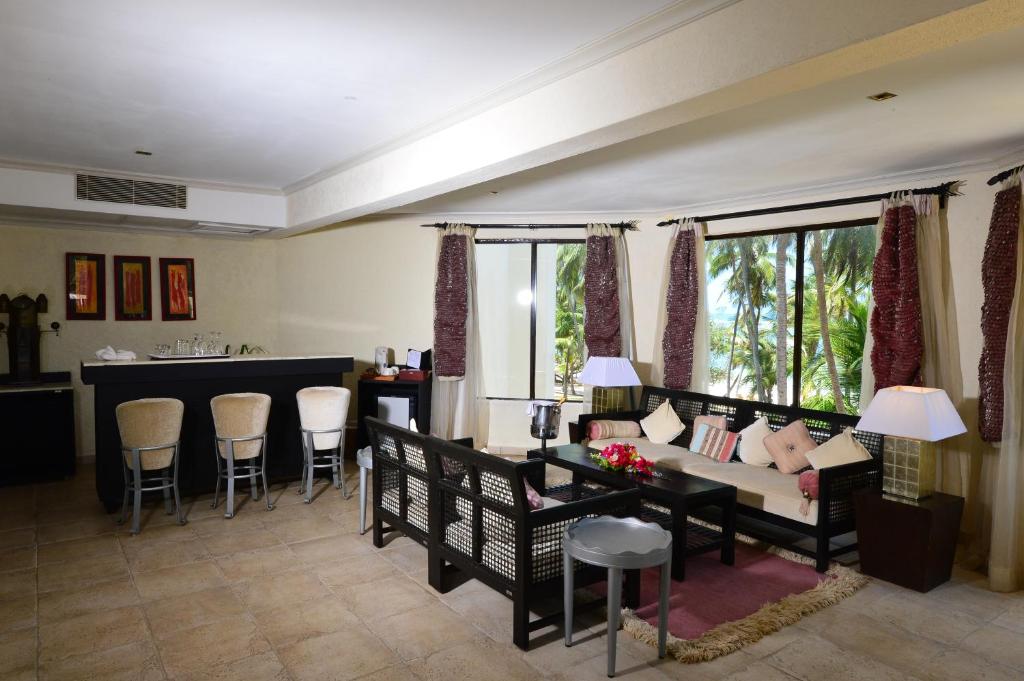 Posezení v ubytování Diani Reef Beach Resort & Spa - Your Beachfront Bliss Awaits