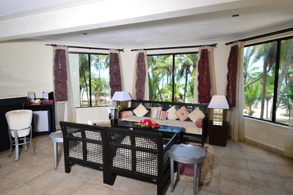 Posezení v ubytování Diani Reef Beach Resort & Spa - Your Beachfront Bliss Awaits