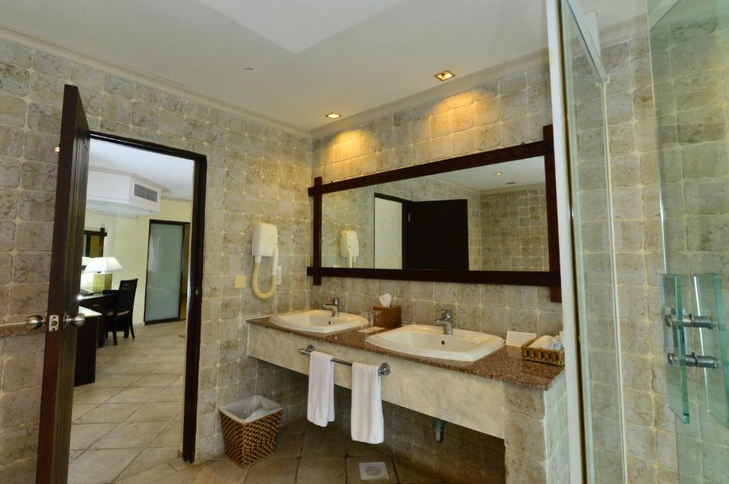 Koupelna v ubytování Diani Reef Beach Resort & Spa - Your Beachfront Bliss Awaits