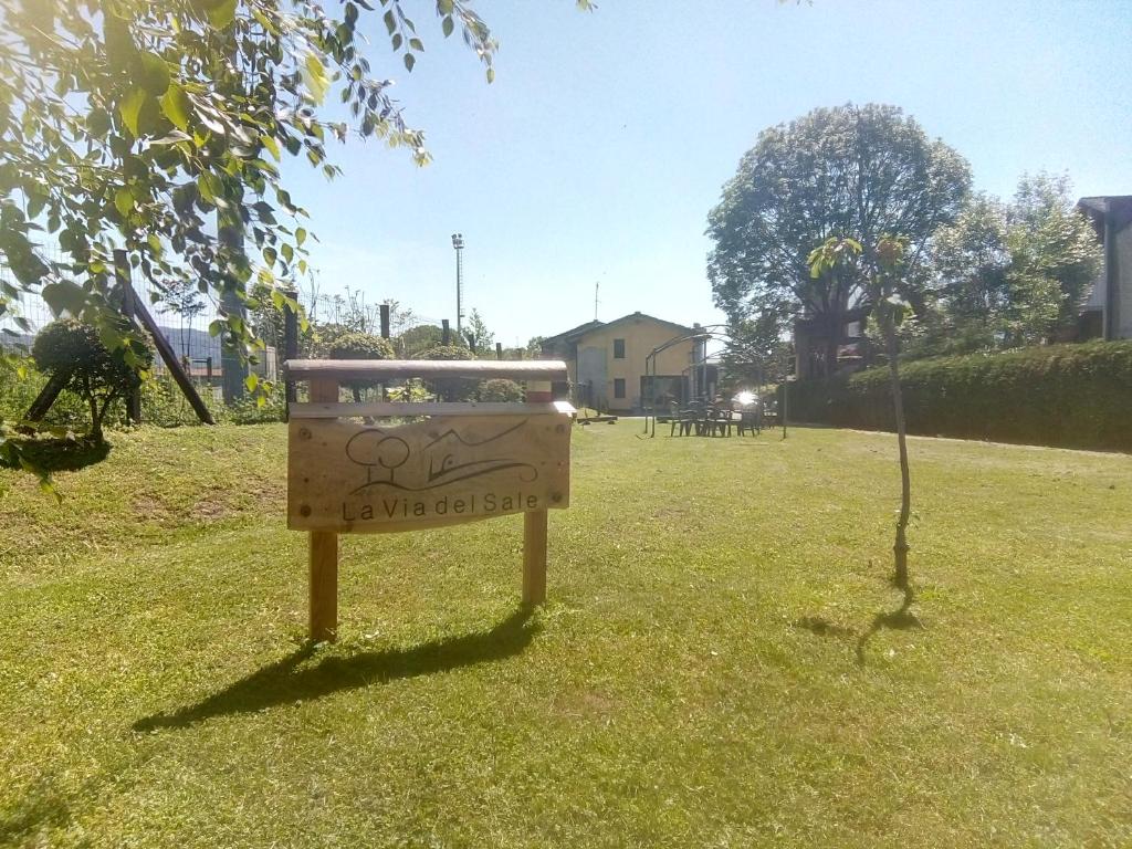 ein Schild im Gras in einem Park in der Unterkunft La Via del Sale in Sanfront