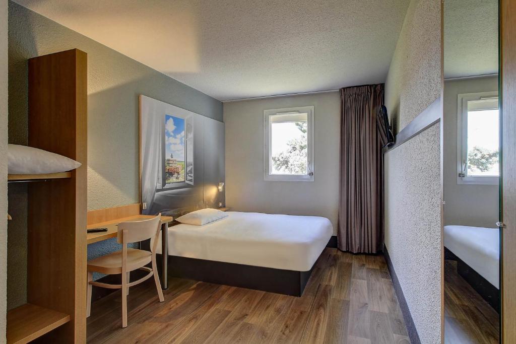 Postel nebo postele na pokoji v ubytování B&B HOTEL BEAUNE Nord