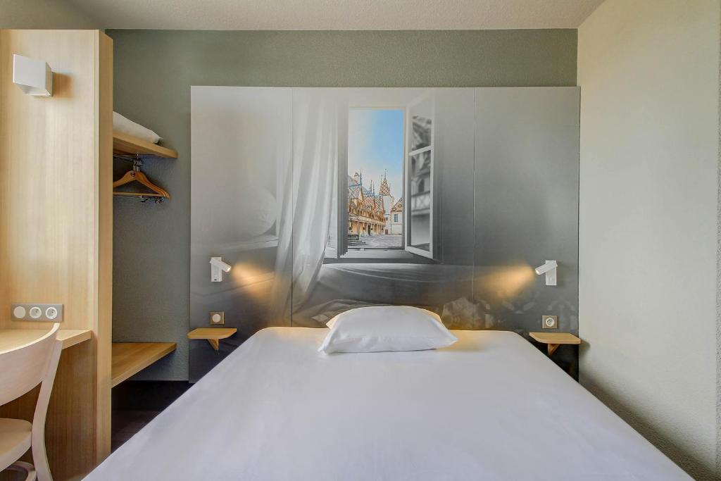 Postel nebo postele na pokoji v ubytování B&B HOTEL BEAUNE Nord