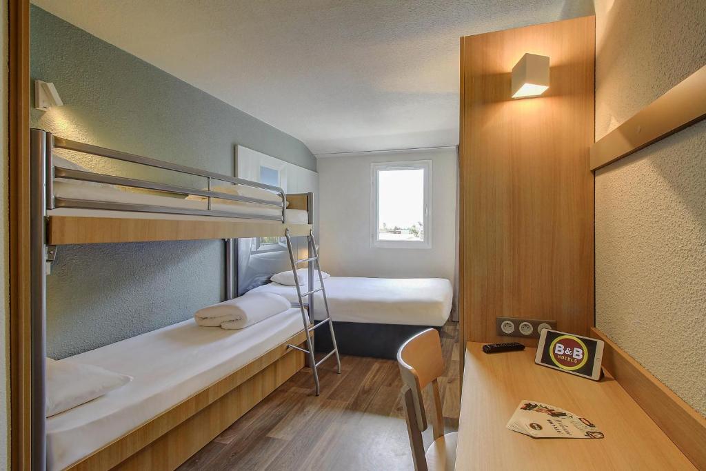 Postel nebo postele na pokoji v ubytování B&B HOTEL BEAUNE Nord
