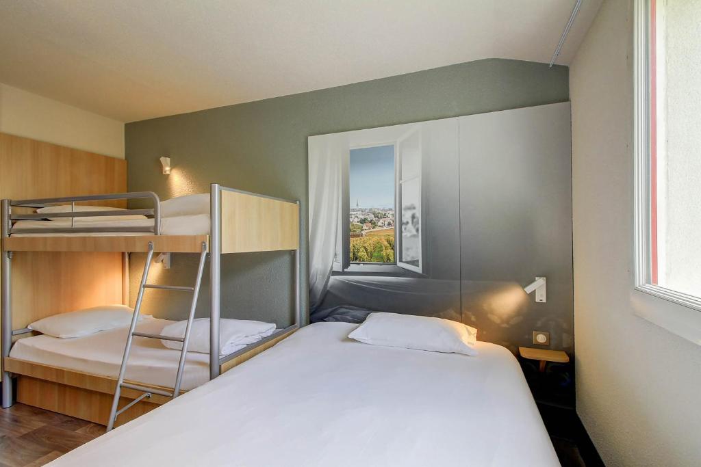 Postel nebo postele na pokoji v ubytování B&B HOTEL BEAUNE Nord