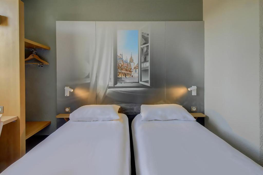 Postel nebo postele na pokoji v ubytování B&B HOTEL BEAUNE Nord
