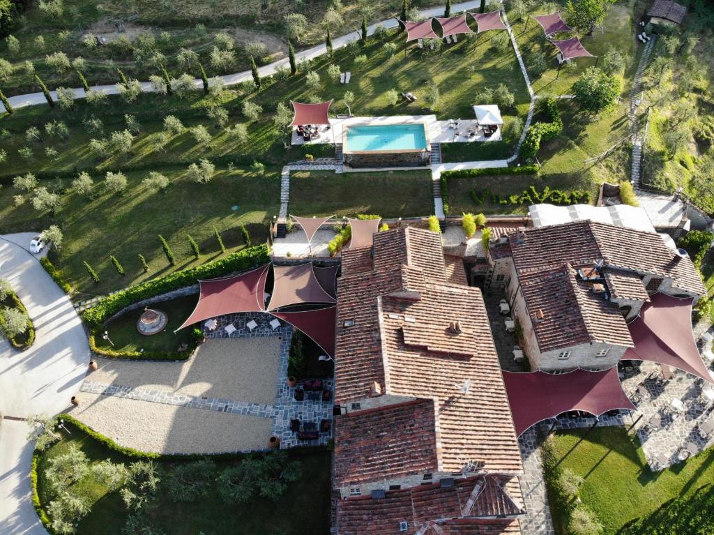 ルッカにあるHotel Villa Volpiのスイミングプール付きの家屋の空中ビュー