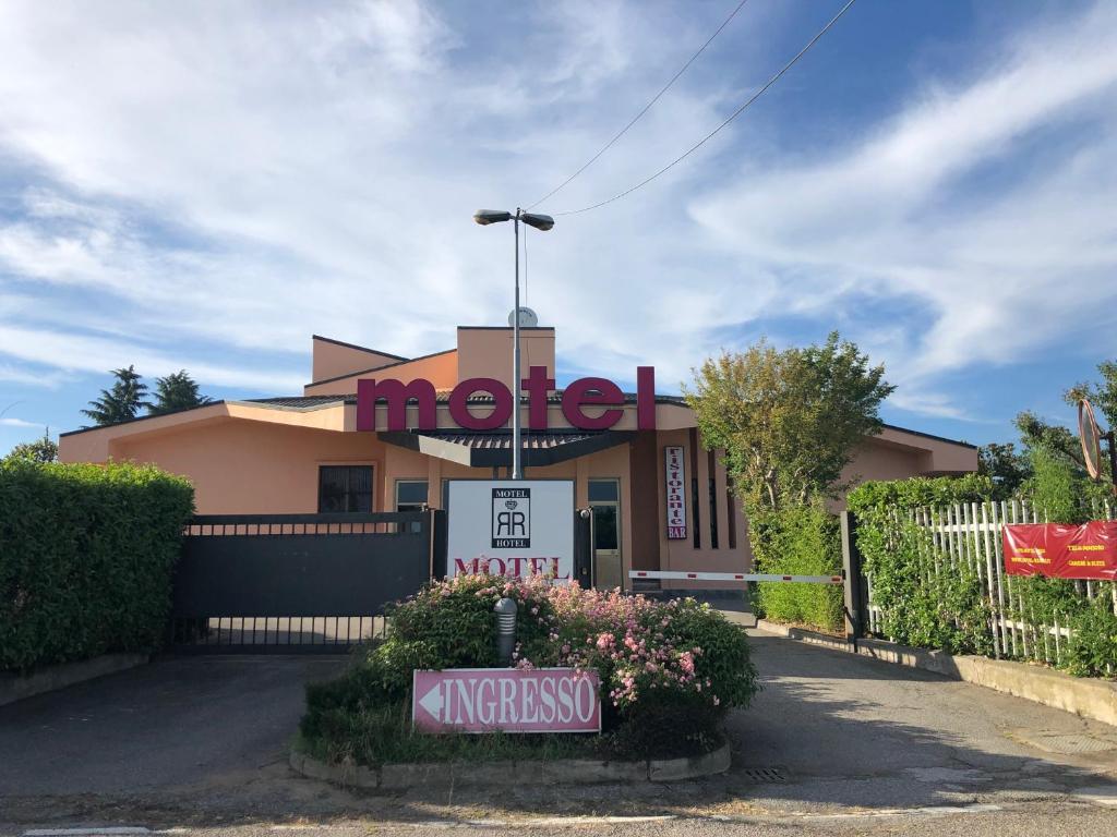 un motel avec un panneau devant lui dans l'établissement Hotel Motel Regal, à Vermezzo