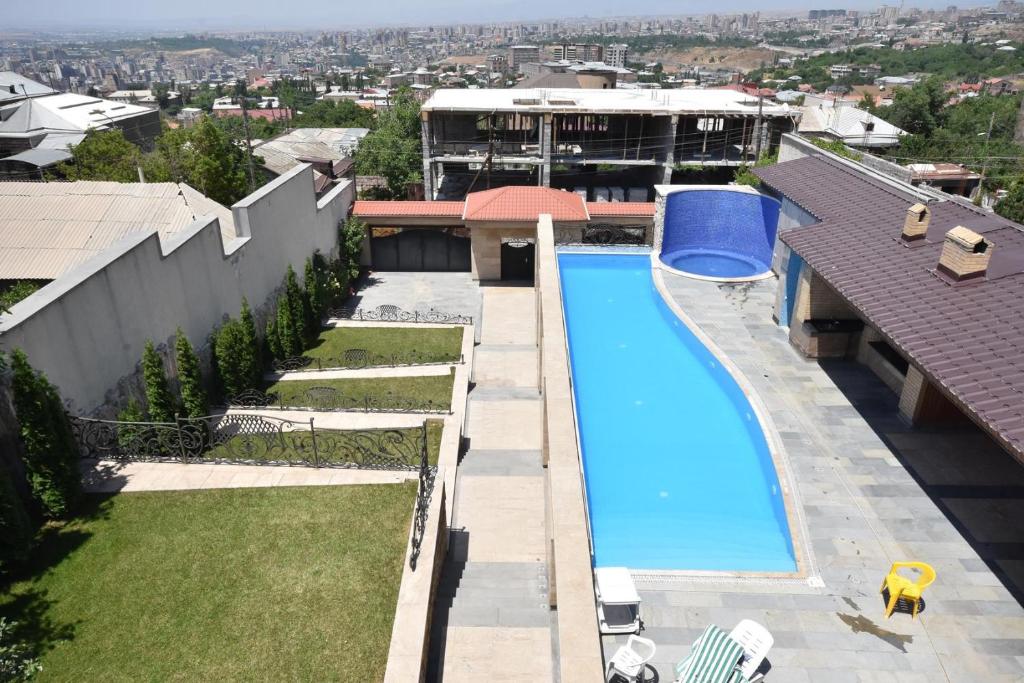 uitzicht op een zwembad bovenop een gebouw bij A Royal Luxury Villa In Center With Two Swimming Pools, Sauna and Jacuzzi. in Jerevan