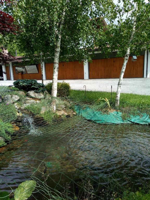 O grădină în afara Chalet del Laghetto