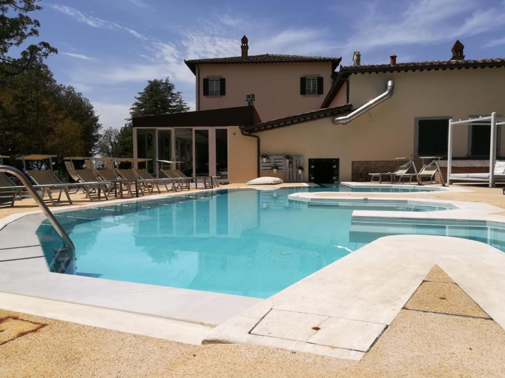 Bazén v ubytování Cortona Resort & Spa nebo v jeho okolí