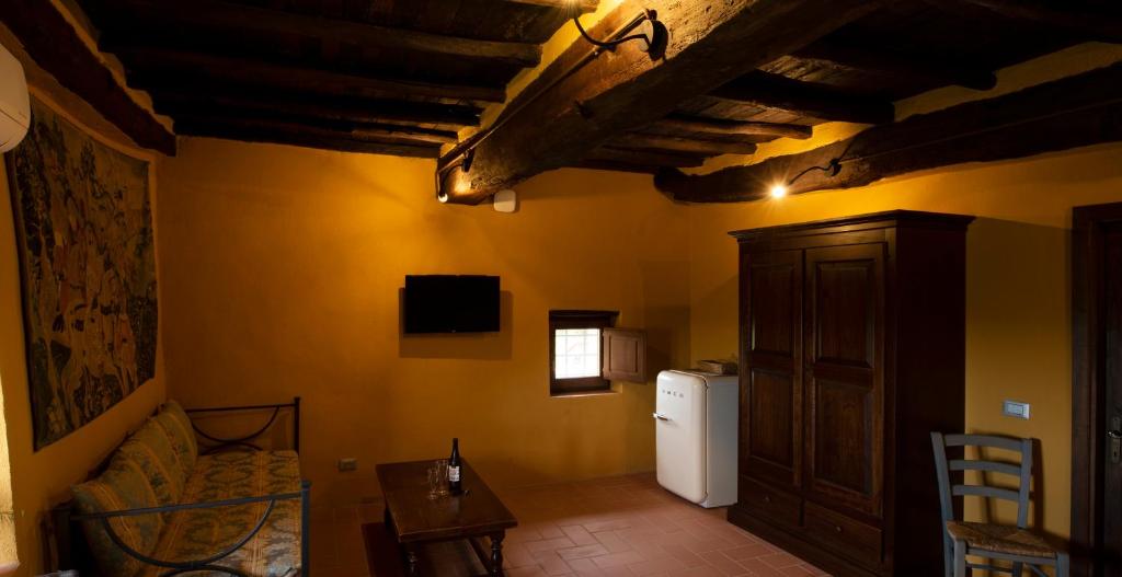 TV a/nebo společenská místnost v ubytování La Rimbecca Greve in Chianti