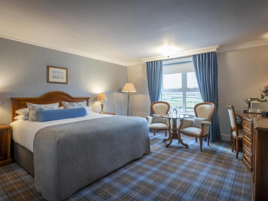 Postel nebo postele na pokoji v ubytování Dingle Skellig Hotel