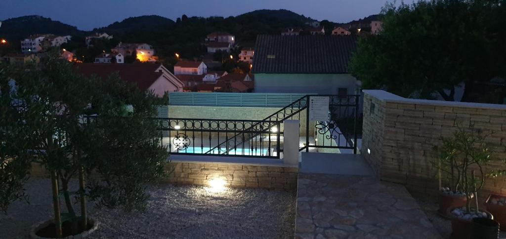 Bazén v ubytování Apartment Azaleja nebo v jeho okolí