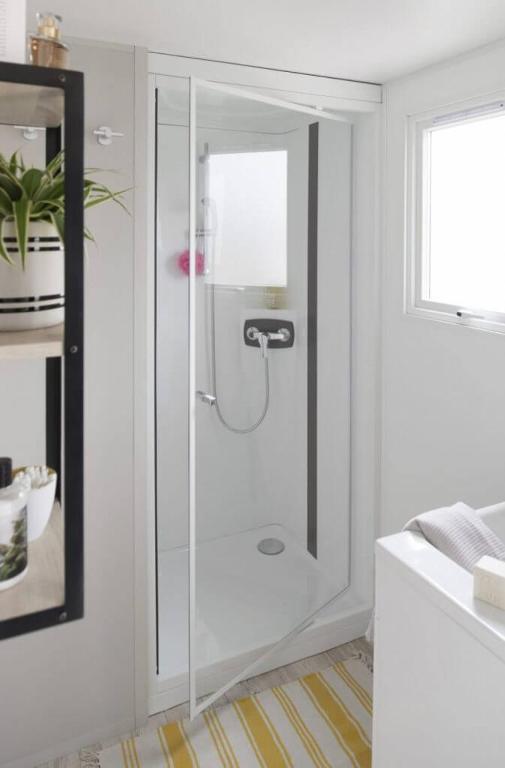 una doccia con una porta in vetro in un bagno di Tornade a Dirbach