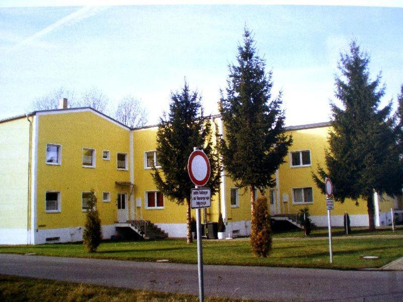 un edificio amarillo con un letrero de la calle delante de él en Am Rasthof Dresdner Tor, en Wilsdruff