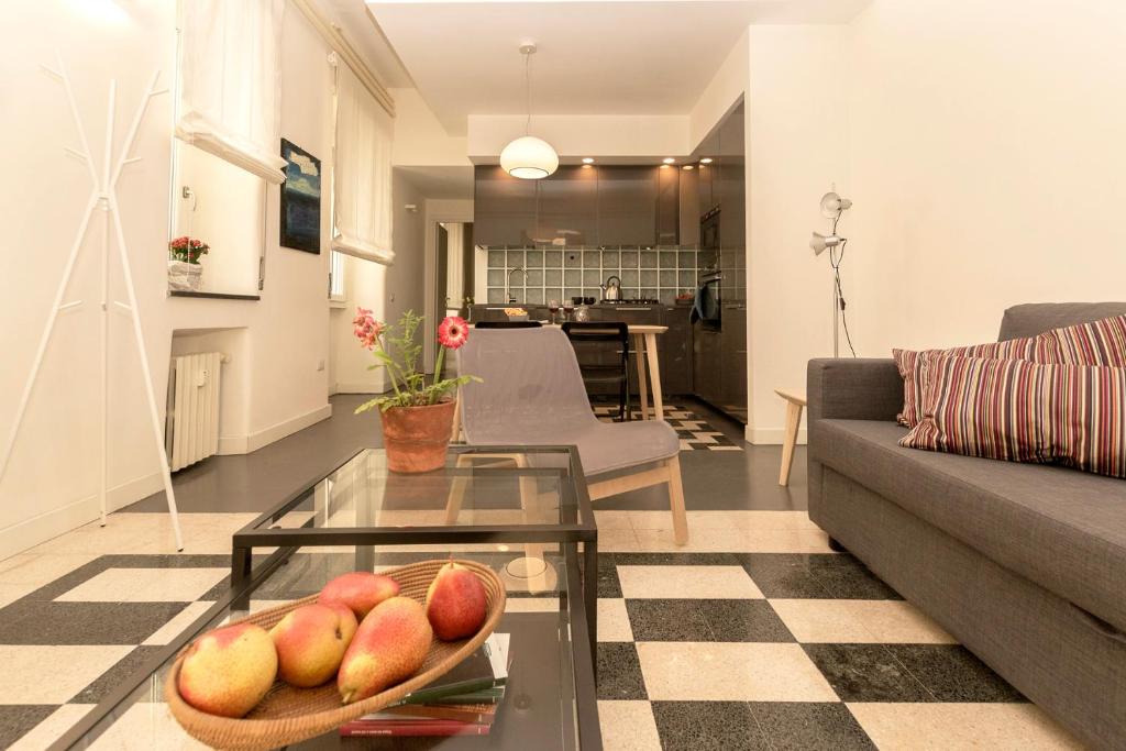 uma sala de estar com um sofá e uma mesa com maçãs em Virgiliano Apartment em Roma