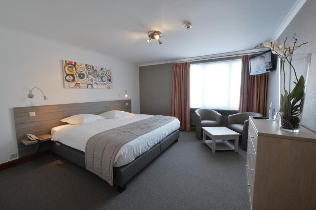 Postel nebo postele na pokoji v ubytování Hotel des Ardennes