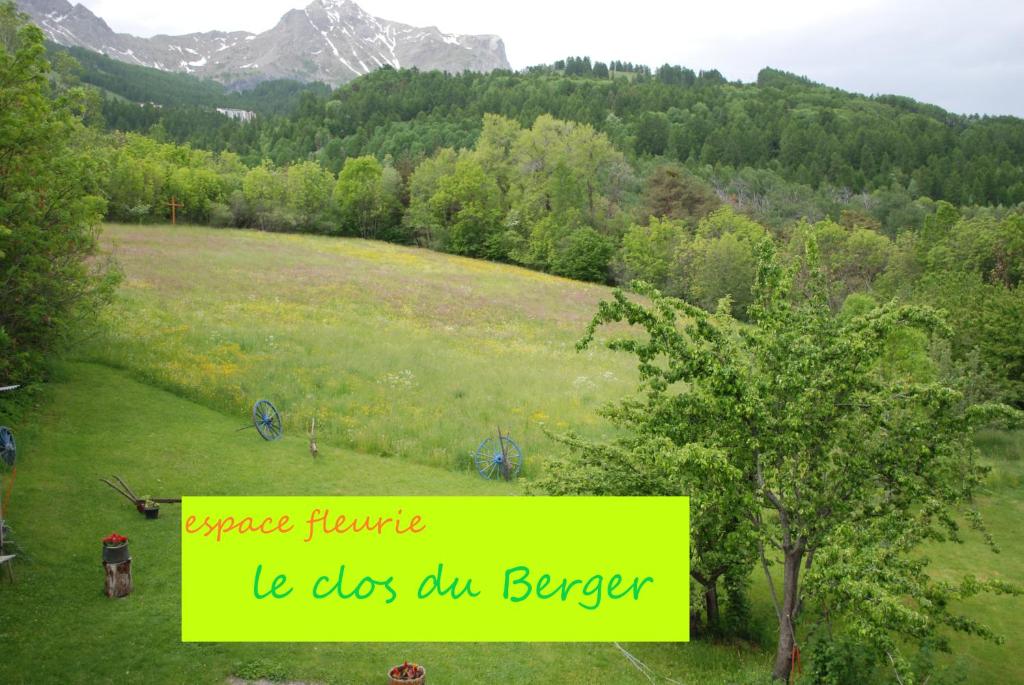 a green field with a sign that saysyss farms he does our engineer at Le Clos Du Berger in Le Sauze