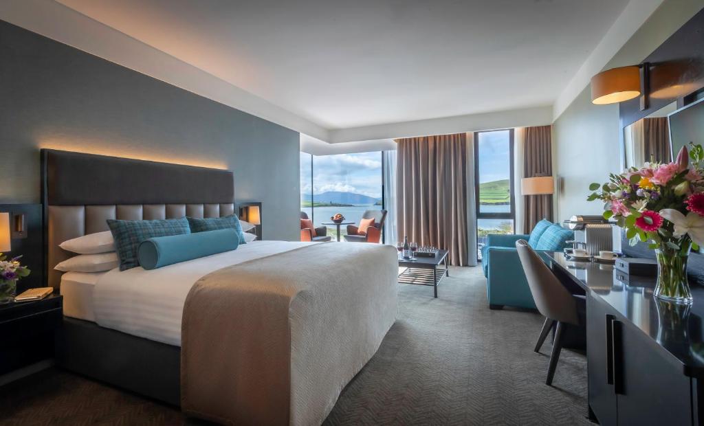 Postel nebo postele na pokoji v ubytování Dingle Skellig Hotel