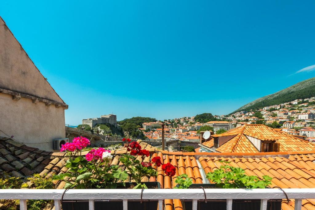 een uitzicht op een stad met bloemen op een dak bij Apartments Simović Old Town in Dubrovnik