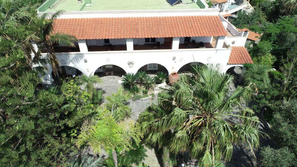 uma vista aérea de um edifício com palmeiras em Villa Regine Apartments em Ischia