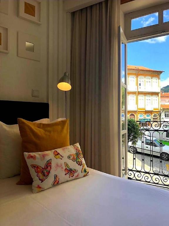 Postel nebo postele na pokoji v ubytování Bellu Suites