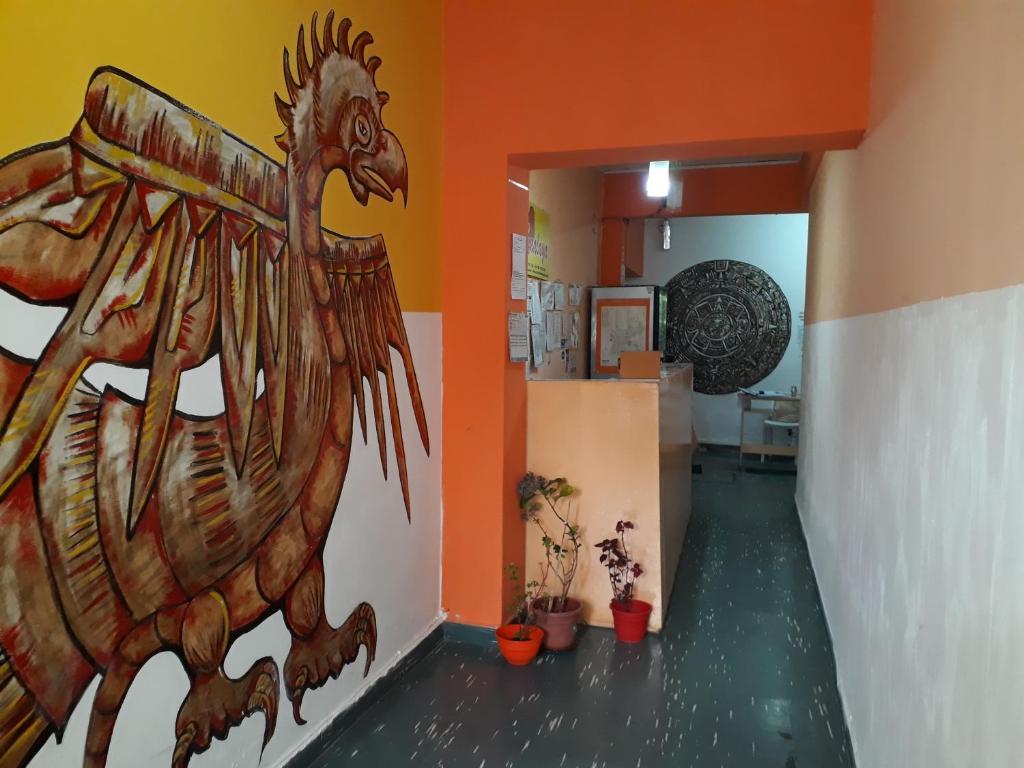un pasillo con un mural de un pollo en la pared en Hostal Amalaya en Salta
