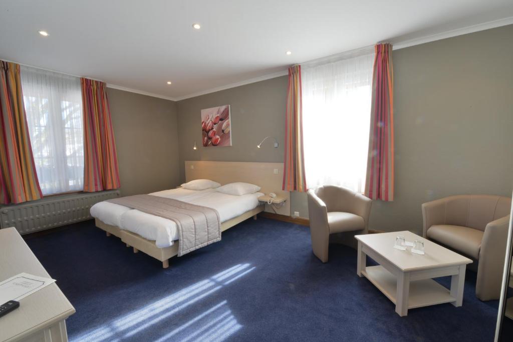 Postel nebo postele na pokoji v ubytování Hotel des Ardennes