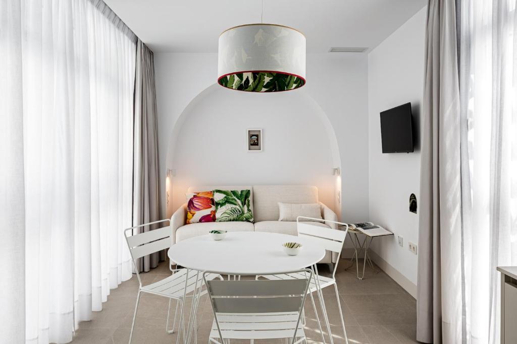 Część wypoczynkowa w obiekcie Apartamentos y estudios céntricos Conil Home Suite