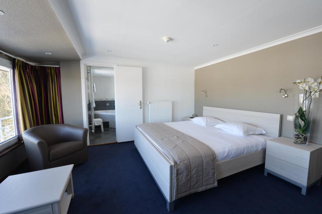 Postel nebo postele na pokoji v ubytování Hotel des Ardennes