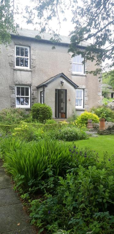 una casa de ladrillo con una puerta en un patio en Ellenboro House Bed & Breakfast & self-catering en Cartmel