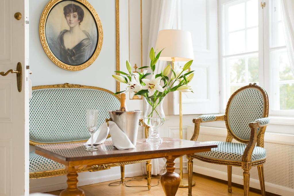 Posezení v ubytování Mauritzbergs Slott & Golf
