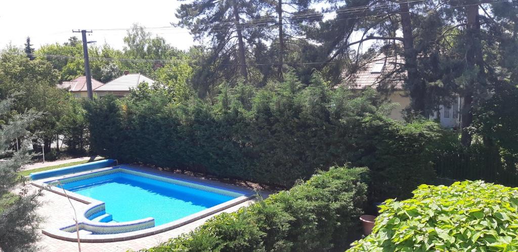 - une vue sur la piscine dans la cour dans l'établissement Schieszl Apartments Zamárdi 2, à Zamárdi