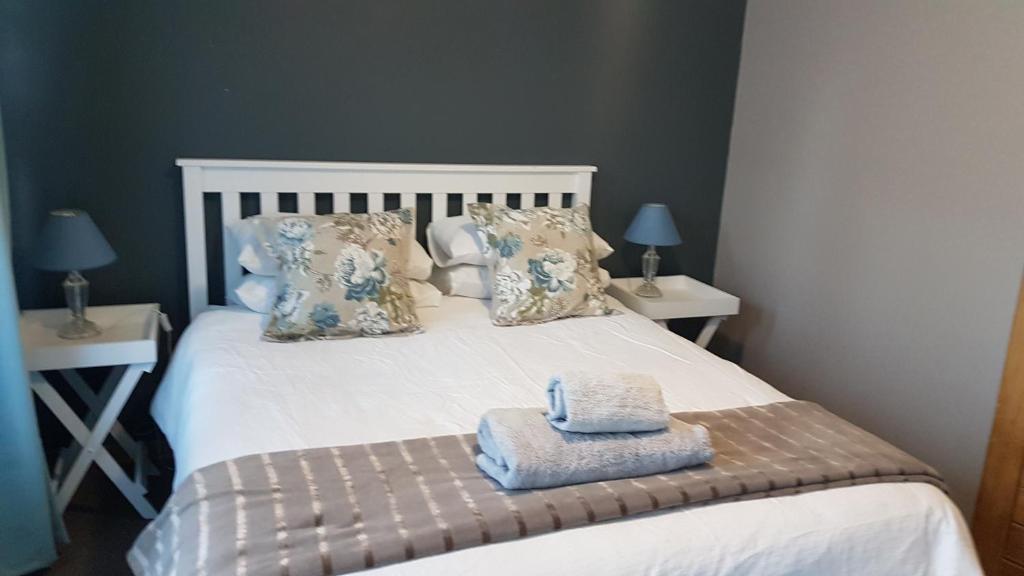 um quarto com uma cama com duas toalhas em De Dane Guestroom em Bloemfontein