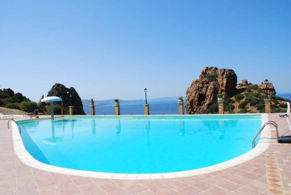 Bazén v ubytování INCANTEVOLE TERRAZZA SUL MARE wifi e piscina nebo v jeho okolí