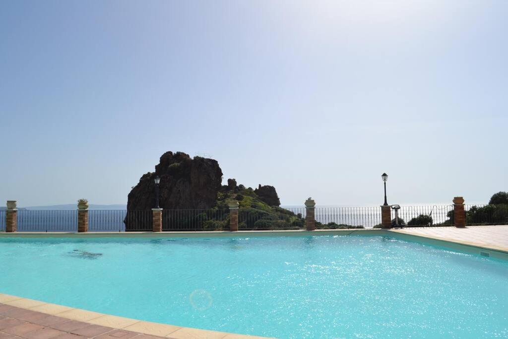 Bazén v ubytování INCANTEVOLE TERRAZZA SUL MARE wifi e piscina nebo v jeho okolí